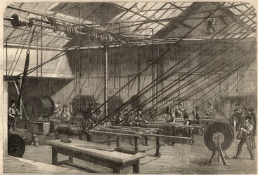 Telegrafía: fabricación de cable transatlántico. Máquinas recubriendo el cable de gutapercha en la fábrica de Glass, Elliot and Company en Wharf Road en Londres, Inglaterra. Grabado en “The Illustrated London News” del 14 de marzo.