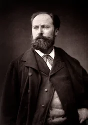 El artista Henri-Paul Motto fotografiado con motivo del Salón de París de 1881