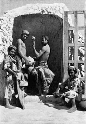 Los “carusi”, aprendices de mineros, frente a la entrada de la mina. Grabado de Sicilia del siglo XIX.