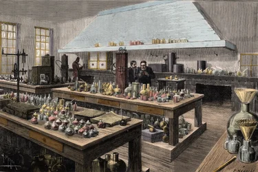 El gran laboratorio de Louis Pasteur (1822-1895), químico y biólogo francés, en la Ecole normale superieure - Louis Pasteur en su laboratorio en la Ecole normale superieure - Grabado por Meyer 1884