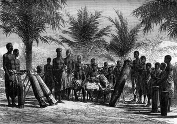 El rey de Grand Bassam rodeado de su corte. Costa de Marfil. Grabado en "El diario de la juventud"
