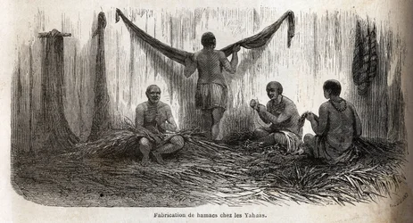 La fabricación de hamacas entre los indios Yahua de Perú, a partir de finos hilos de palma chambira trenzados. Grabado para ilustrar el viaje del Océano Pacífico al Océano Atlántico, a través de América del Sur, en 1848-1860 por Paul Marcoy, en “Le tour du