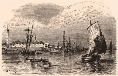 Vista del Puerto de Lorient, Morbihan, Bretaña, Francia: veleros y barcos en primer plano, edificios del puerto y faro en el fondo