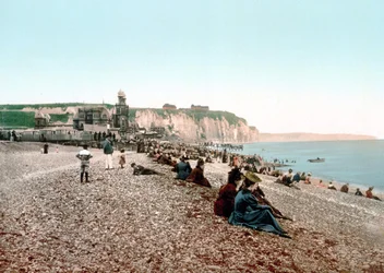 Vista de la playa y el Casino de Dieppe. Foto cromo c. 1890.
