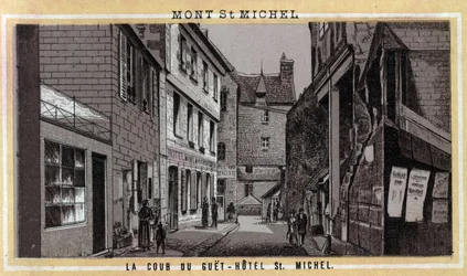 Vista del patio del Hotel Guet (Guet-Hotel) en Mont Saint Michel, Mancha, Normandía. Cromolitografía de finales del siglo XIX.