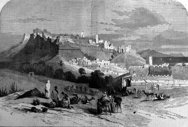 Vista de la ciudad fortificada de Tánger y la costa, Marruecos. Grabado de 1868.