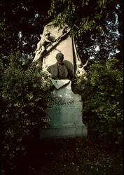 Vista de la tumba del compositor y director austriaco Franz von Suppe (1819-1895) en el cementerio central de Viena (Zentralfriedhof), Austria