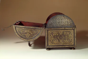 Caja de armas de Cosme I (Cosme de Médici) (1519-1574) y Eleonora de Toledo (1519-1562) en metal y damasquinado. Siglo XVI. París, Museo del Louvre.