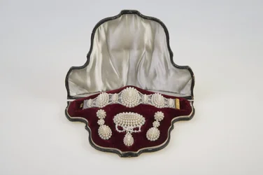 Conjunto de pulsera, broche y pendientes de boda