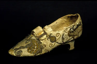 Modelo de zapatos de mujer (zapatos de salón) con tacón