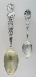 Cucharas de recuerdo de la Exposición Mundial Colombina (incluyendo una con imagen de Bertha Palmer)