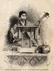 Una cantante de leyendas nacionales, sentada detrás de su atril y tocando el shamisen para acompañar su canto. Grabado para ilustrar el viaje a Japón, en 1863-1864, de Aimé Humbert, ministro de la Confederación Suiza, en «Le Tour du monde, nouveau journal