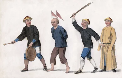 Un acusado es llevado a la corte. Para atraer la atención del público, se fijan banderas rojas en su cabeza y un hombre toca el gong. Grabado, en "Los Castigos de los Chinos", Londres