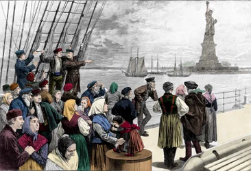Familias de emigrantes llegando al puerto de Nueva York, la estatua de la libertad es visible. Grabado de "Harper
