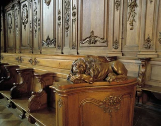 Arquitectura barroca: estal de madera que representa un león, atributo del evangelista San Marcos. Coro (siglo XVIII) de la Iglesia de San Esteban. Vista interna. Marmoutier, Bajo Rin (67).