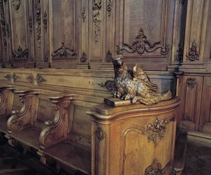 Arquitectura barroca: estal de madera que representa un águila, atributo del evangelista San Juan. Coro (siglo XVIII) de la Iglesia de San Esteban. Vista interna. Marmoutier, Bajo Rin (67)