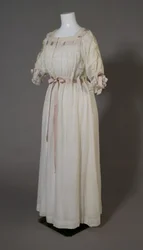 Camisón de Bertha Palmer, c.1880 (vista oblicua frontal), algodón blanco, encaje, bordado y cinta de seda