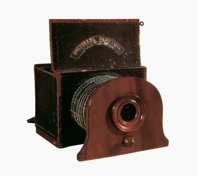 Cámara de Daguerre (Jacques Daguerre (1787-1851)) para realizar daguerrotipos, París. Conservatorio Nacional de Artes y Oficios.