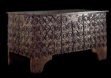 Cofre de hierro forjado y madera. Siglo XIV. París, artes decorativas
