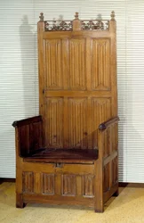 Cofre ceremonial de roble con dos asientos reservados para los señores. Finales del siglo XV. París, artes decorativas.