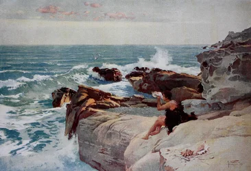 Tarde junto al mar, joven con una gran concha sentado en la orilla