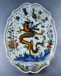 Plato de loza decorado con un dragón. Siglo XVIII, Sèvres