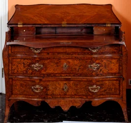 Mueble: cómoda de madera de cedro. Aproximadamente 1735-1745. Dim. 97x137x68 cm. Colección privada