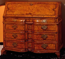 Mobiliario: escritorio en madera de cedro. Aproximadamente 1734-1740. Dim. 111x127x61 cm Colección privada