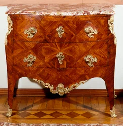 Mueble: pequeña cómoda de madera de cedro. Aproximadamente 1735-1745. Dim. 87x100x50 cm. Colección privada