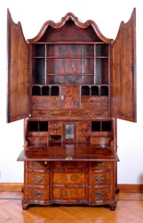 Mobiliario: trumeau en palo de rosa. Aproximadamente 1735. Dim. 257x130x61 cm Colección privada