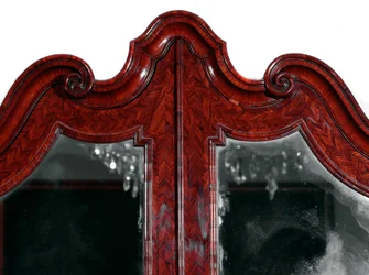 Mueble: trumeau en palo de rosa. Detalle de la parte superior. Aproximadamente 1735. Dim. 257x130x61 cm. Colección privada