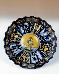 Taza de mayólica godronada decorada con un angelote