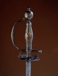 Guardia de oro y armadura del siglo XVIII en plata parcialmente dorada. París, Artes Decorativas