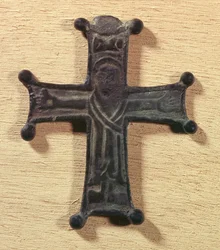 Cruz de caballero de la Primera Cruzada (1096-1099). París, Museo Nacional de la Edad Media, termas de Cluny