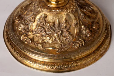 Orfebrería. Cáliz. Regalo del canónigo A. Le Vaillant de la Bassarderie, decano del capítulo de la catedral 1726 a 1758. Siglo XVIII. (detalle inferior)