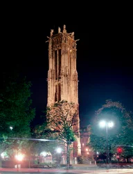Vista nocturna de la Torre Saint Jacques (hecha en 1523) en París
