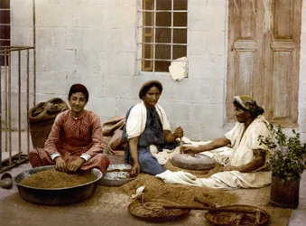 Campesinos moldeando trigo en Jerusalén. Fotochrome sd. entre 1890-1900.