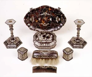 Juego de tocador de carey piqué, c.1740 (carey y metal)