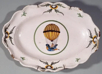 Plato de loza decorado con la representación de un ascenso en globo