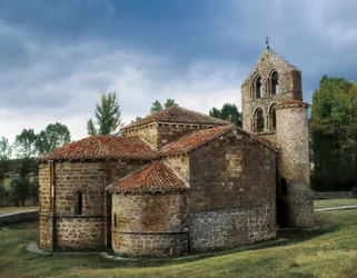 Arte románico: vista de la Iglesia de San Salvador de Cantamuda, España