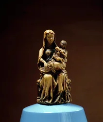 Santa Ana, la Virgen y el Niño Escultura de marfil del siglo XIV. Realizada en el norte de Francia. Musée Vivenel, Compiègne