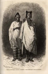 Mujeres sarakolesas y kassonkesas, poblaciones del Alto Senegal, en ropa tradicional. Grabado para ilustrar un crucero en la costa de África, por el Vicealmirante Fleuriot de Langle, en 1868, publicado en 