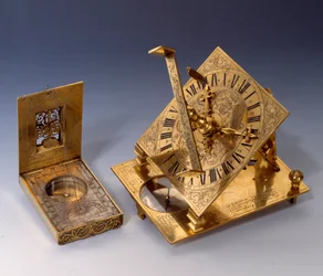 Instrumentos científicos: relojes solares del siglo XVI (izquierda) y del siglo XVII