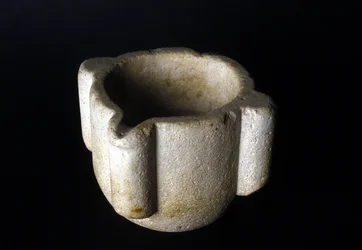 Mortero de piedra utilizado en farmacia. Siglo XVIII. Museo de Ciencia y Tecnología, Milán.