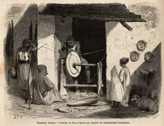 El artesano tornero kabyle en su taller hace una enorme bandeja de madera que se usa para todos los propósitos, domésticos y agrícolas, en Kabilia (Argelia). Grabado para ilustrar la excursión a la gran Kabilia, entre el Mediterráneo y el Djurjura, en 1863
