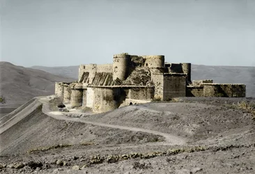 El castillo fortaleza Krak de los Caballeros que data del período de las Cruzadas se encuentra en el oeste de Siria, en 1930.