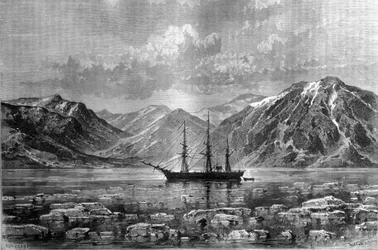 El barco de Nils Adolf Erik (Eric) Barón Nordenskjold (Nordenskiold) (1832-1901), “Vega”, en la bahía de Konyam. Grabado alrededor de 1880.
