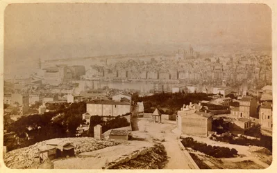 La ciudad de Marsella y sus alrededores alrededor de 1885-1890: Vista general tomada de Notre Dame de la Garde, Colección privada