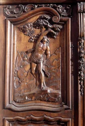 El martirio de San Sebastián, detalle de la puerta de madera tallada de la iglesia de la inmaculada concepción, Menton