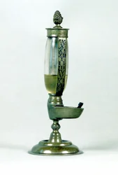 Medición del tiempo: reloj de aceite del siglo XVIII.